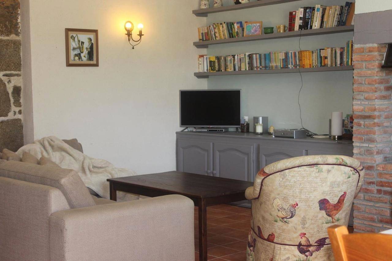 Two-Bedroom Cottage (5 Adults) in Noyal-sous-Bazouges, Fougères-Vitré