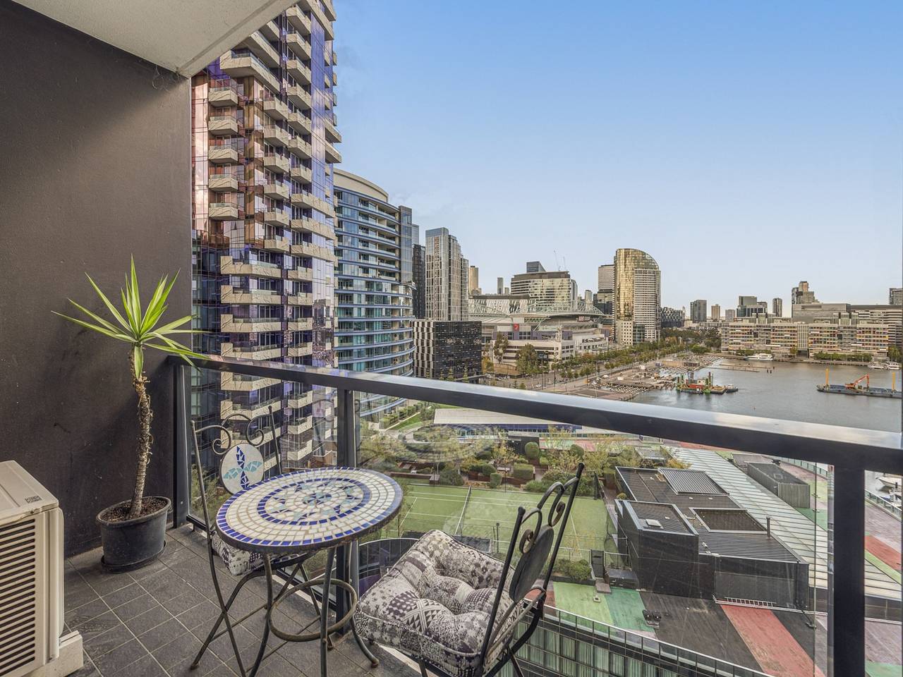 Entire apartment, Docklands Waterfront Elegance with Cityscape Views in Docklands, Melbourne