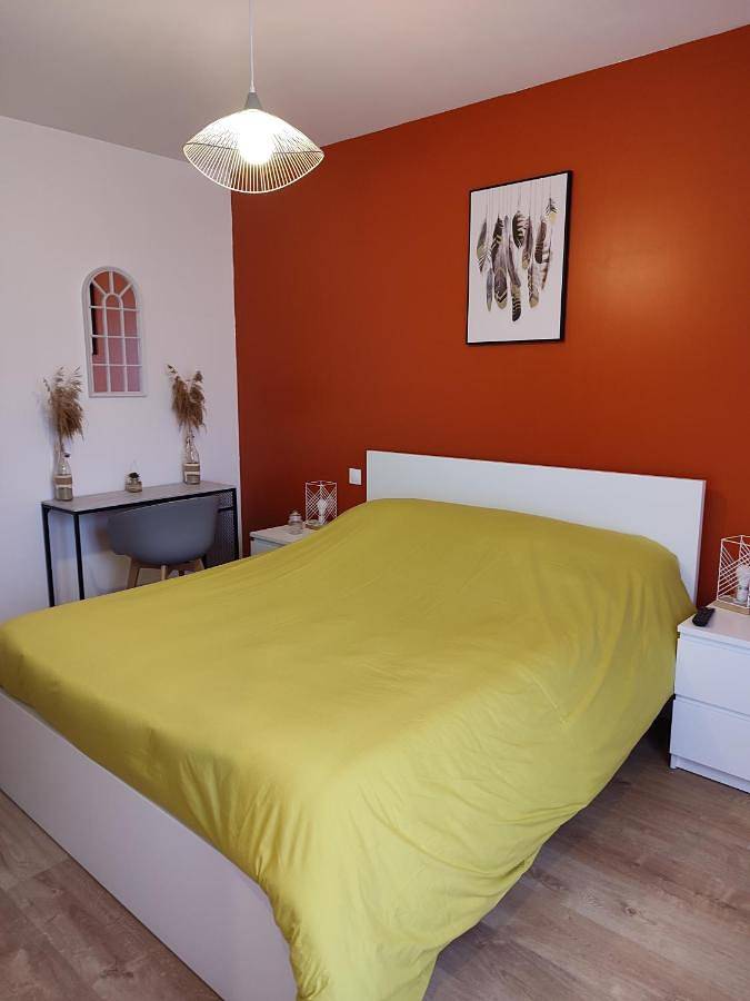 Gîte pour 2 personnes, avec jacuzzi ainsi que terrasse et jardin, adapté aux familles dans Brusson (Marne)