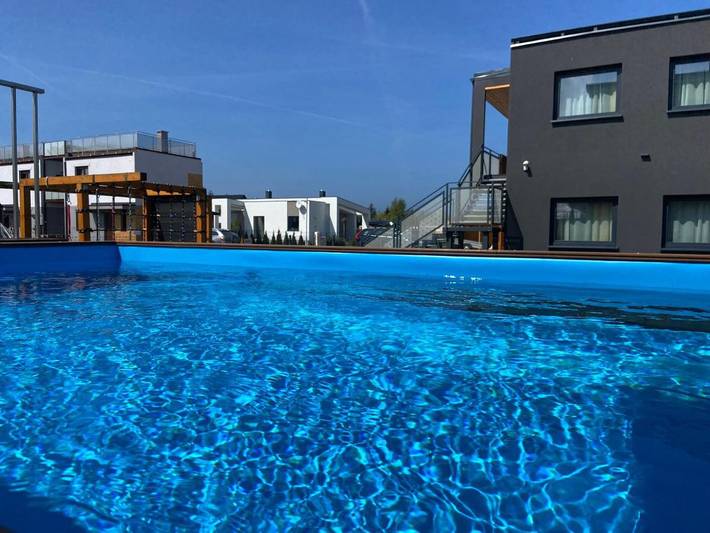 Apartament wakacyjny dla 3 osób, z Jacuzzi i Taras oraz Ogród i Basen w Chłopy