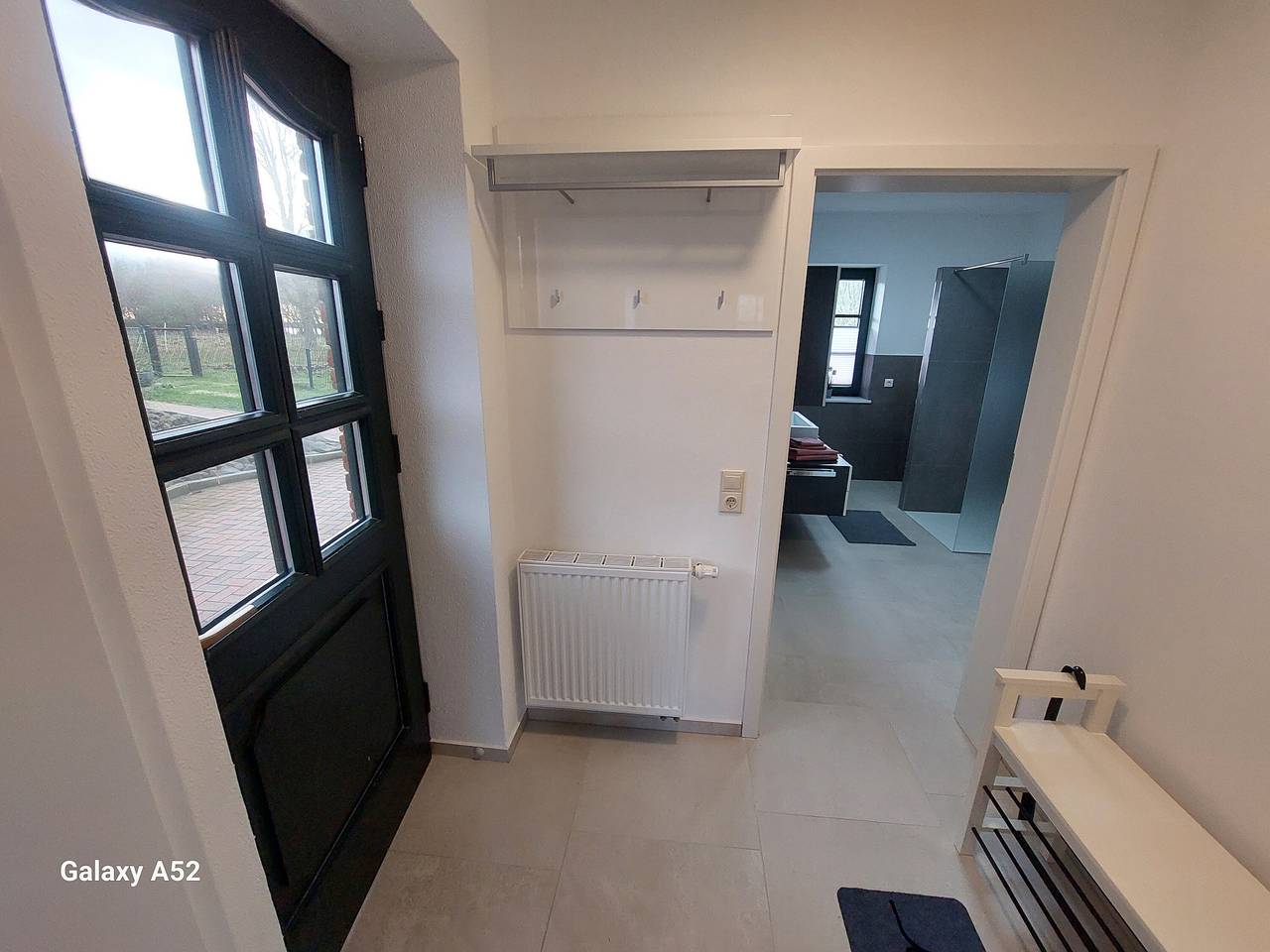 Hel lejlighed, Apartment 'Ferienwohnung' with Lake View, Shared Terrace and Air Conditioning in Mühl Rosin, Mecklenburgische Seenplatte