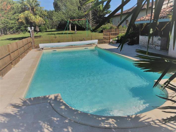 Location de vacances pour 10 personnes, avec Terrasse ainsi que Jardin et Piscine à Lacour