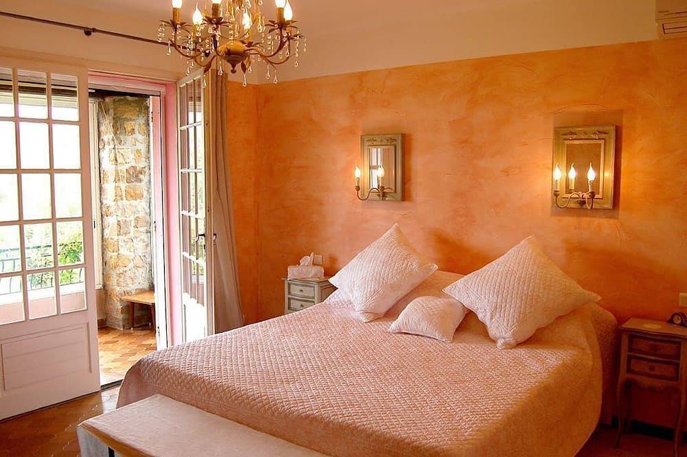 Ancienne villa viticole 4 * avec piscine chauffée et vue sur la mer in Le Pradet, Côte méditerranéenne (France)