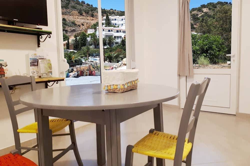 Geheel appartement, Spacious apartment with mountain views, large garden and terrace. Ideal location in Agia Galini, Rethymno en omgeving