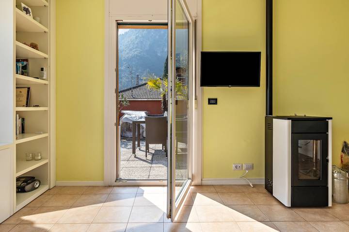 Apartamento entero, Apartamento "Sara" con vistas al lago, piscina compartida y Wi-Fi in Riva del Garda, Montañas Garda