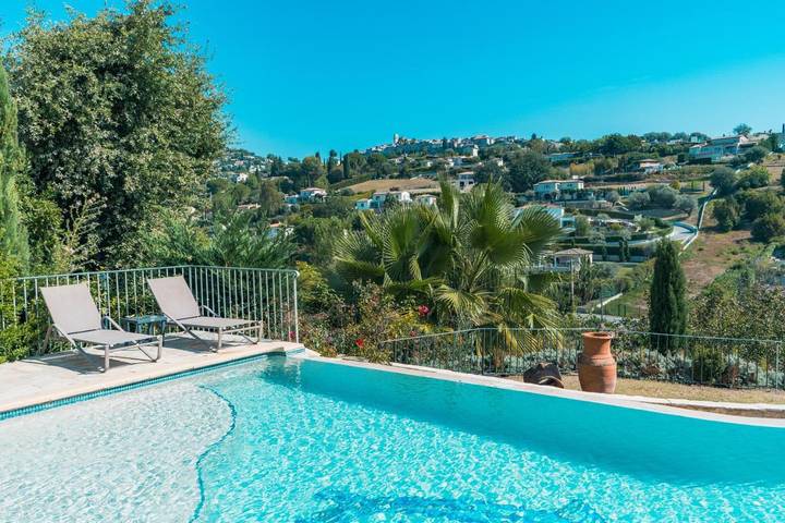 Chambre d’hôte pour 3 personnes, avec Terrasse et Jardin ainsi que Piscine et Vue à Saint-Paul-de-Vence