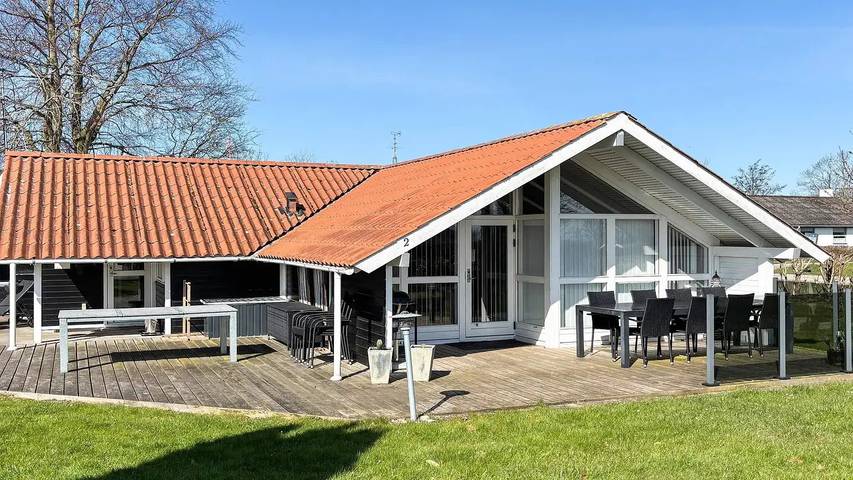 Ferienhaus für 9 Personen, mit Sauna und Whirlpool sowie Garten in Mommark
