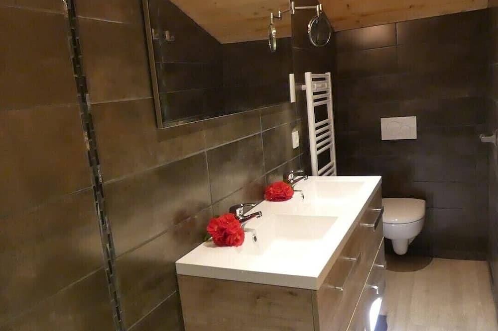 Chalet near Lake Annecy beach wifi jacuzzi private parking pets welcome in Thônes, Annecy region