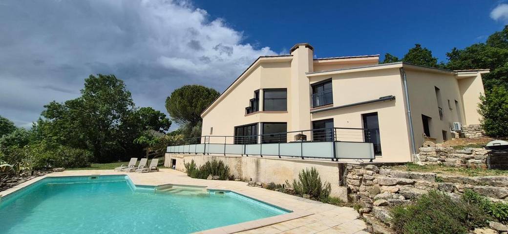 Location de vacances pour 9 personnes, avec Terrasse et Jardin ainsi que Piscine et Vue dans Poulan-Pouzols