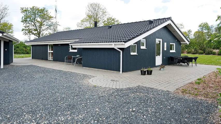 Ferieudlejning for 7 personer, med terrasse og jacuzzi samt sauna i Jegum