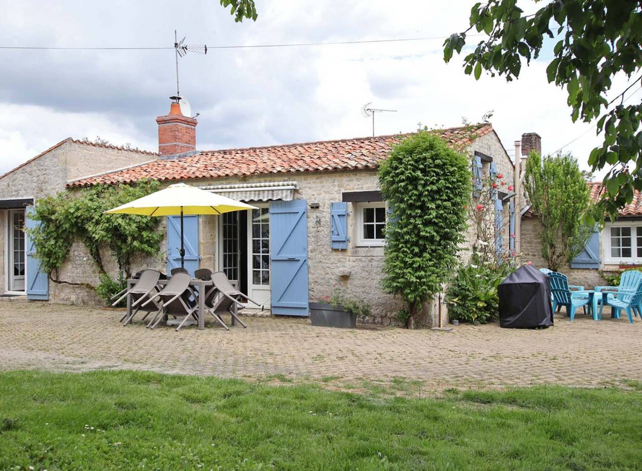Gîte Le Cottage Bleu, avec piscine et jardin in Lairoux, Fontenay-le-Comte