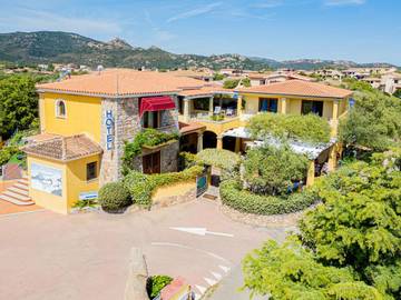 Hôtel pour 3 personnes, avec jacuzzi ainsi que piscine et jardin à Monte Petrosu
