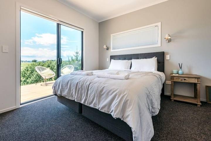 Holiday home for 12 people, with balcony and garden in Waiheke Island