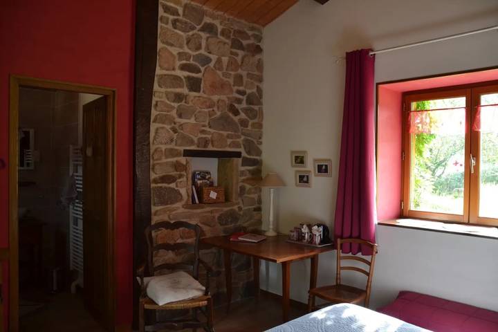 Bed & Breakfast „Chambre D'hôtes La Framboisine“ mit Gemeinschaftsterrasse und -garten in Bourgvilain, Mâcon und Umgebung