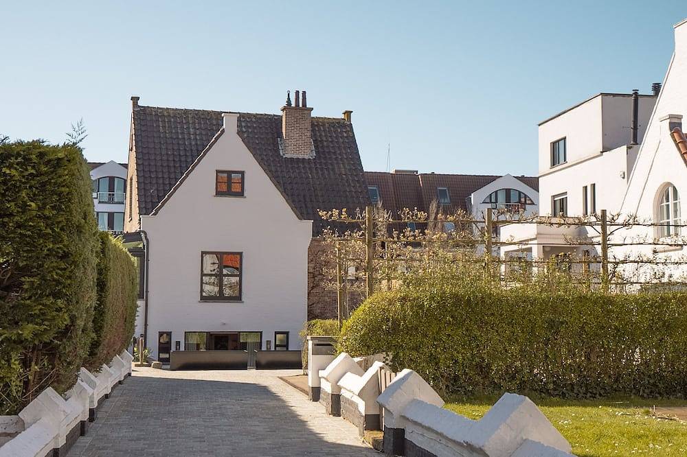 Geheel appartement, Nieuw charme appartement aan zee met terrassen, tuin en gratis parkeren. in Duinbergen, Knokke-Heist