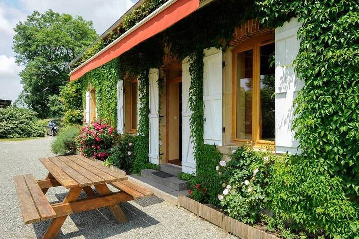 Location de vacances pour 8 personnes, avec jardin à Bourbon-Lancy