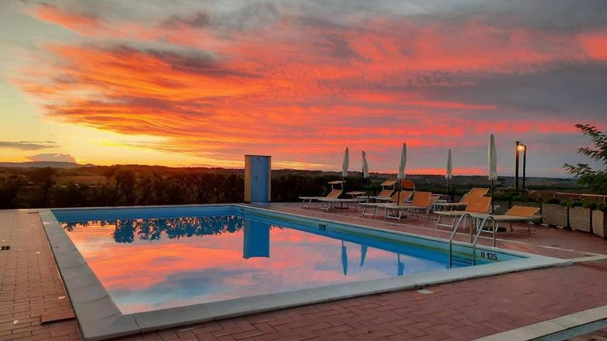 Agriturismo per 2 persone, con Idromassaggio e Giardino nonché Piscina e Sauna a Paciano