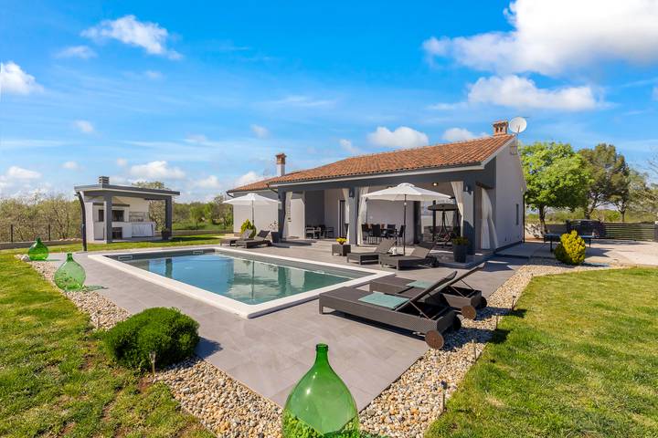 Villa für 8 Personen, mit Garten und Pool sowie Terrasse - 1