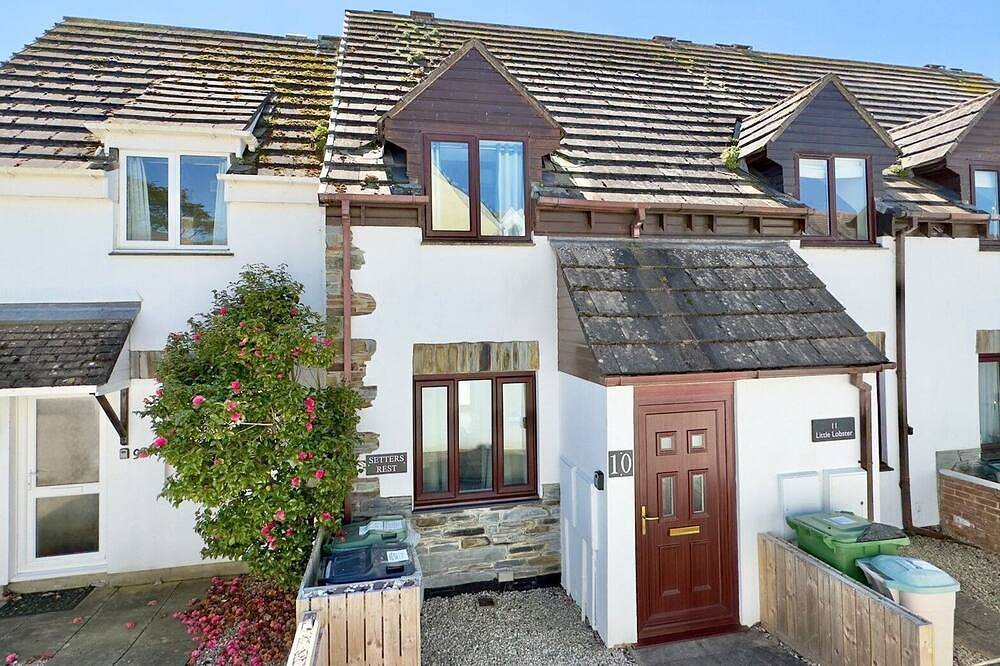 Padstow holiday home sleeps 4, beautiful views + parking + accepts pets in Padstow, Cornwall