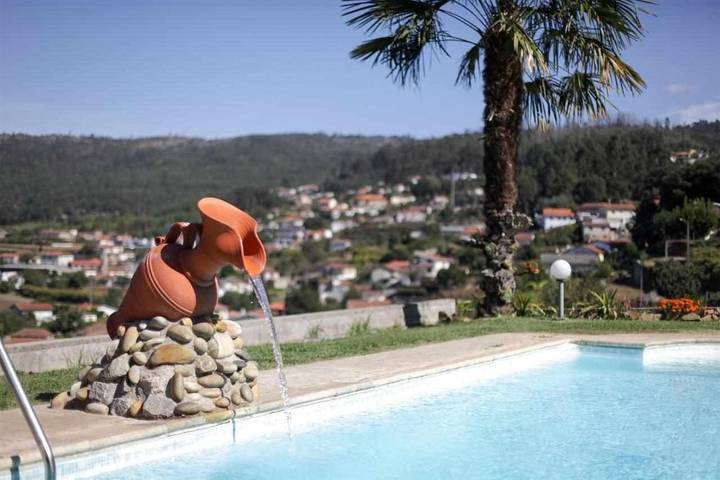 Location de vacances pour 4 personnes, avec jardin ainsi que balcon et piscine dans Santo Tirso