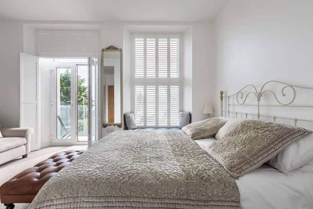 Entire apartment, Luxury Apartment, Sea Views, Balcony, Swimming Pool, Spa, Gym, Parking & Wifi in St. Ives, Cornwall