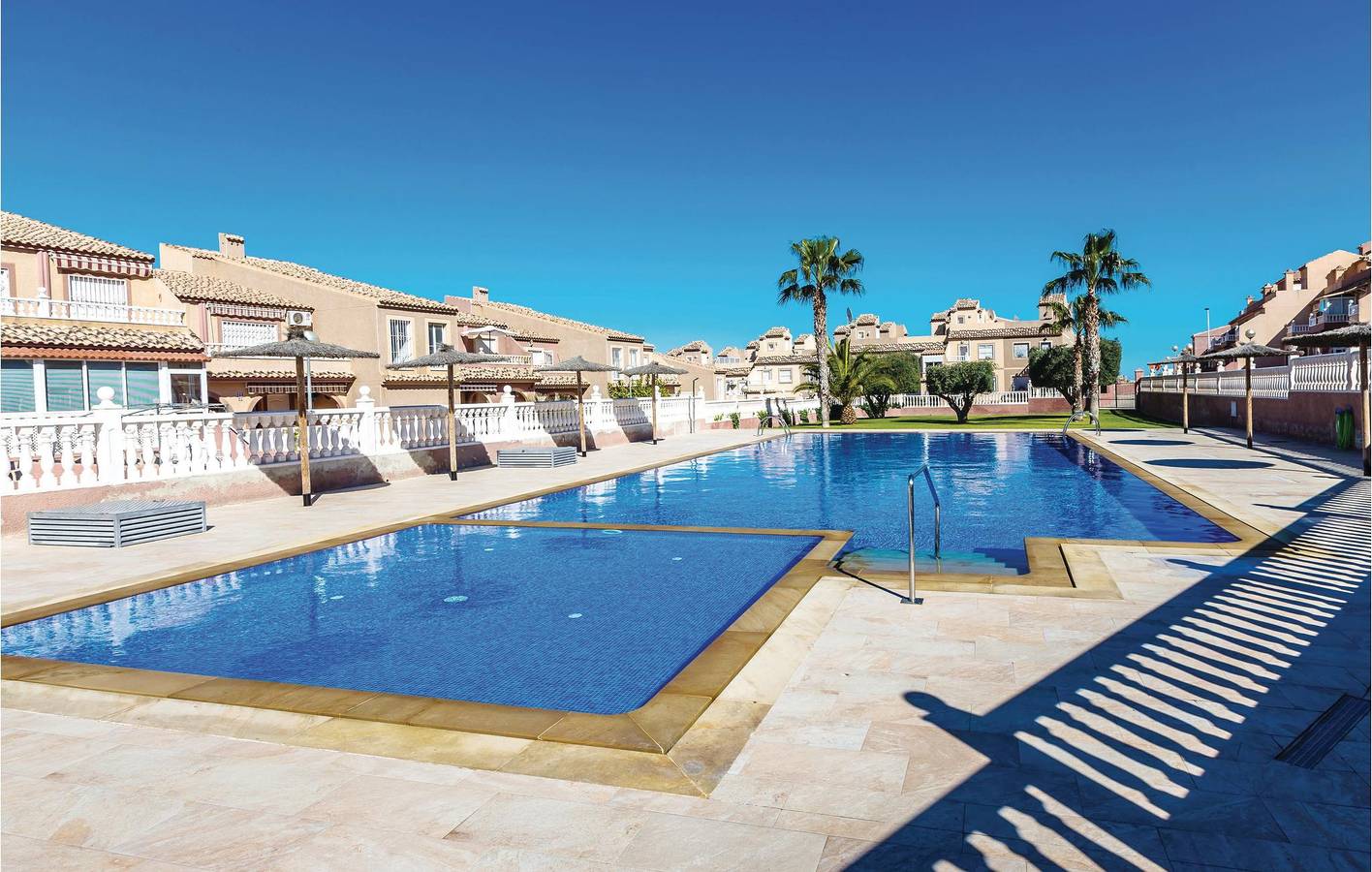Poolside Terrace: 1.5km to Los Arenales in Santa Pola, Costa Blanca