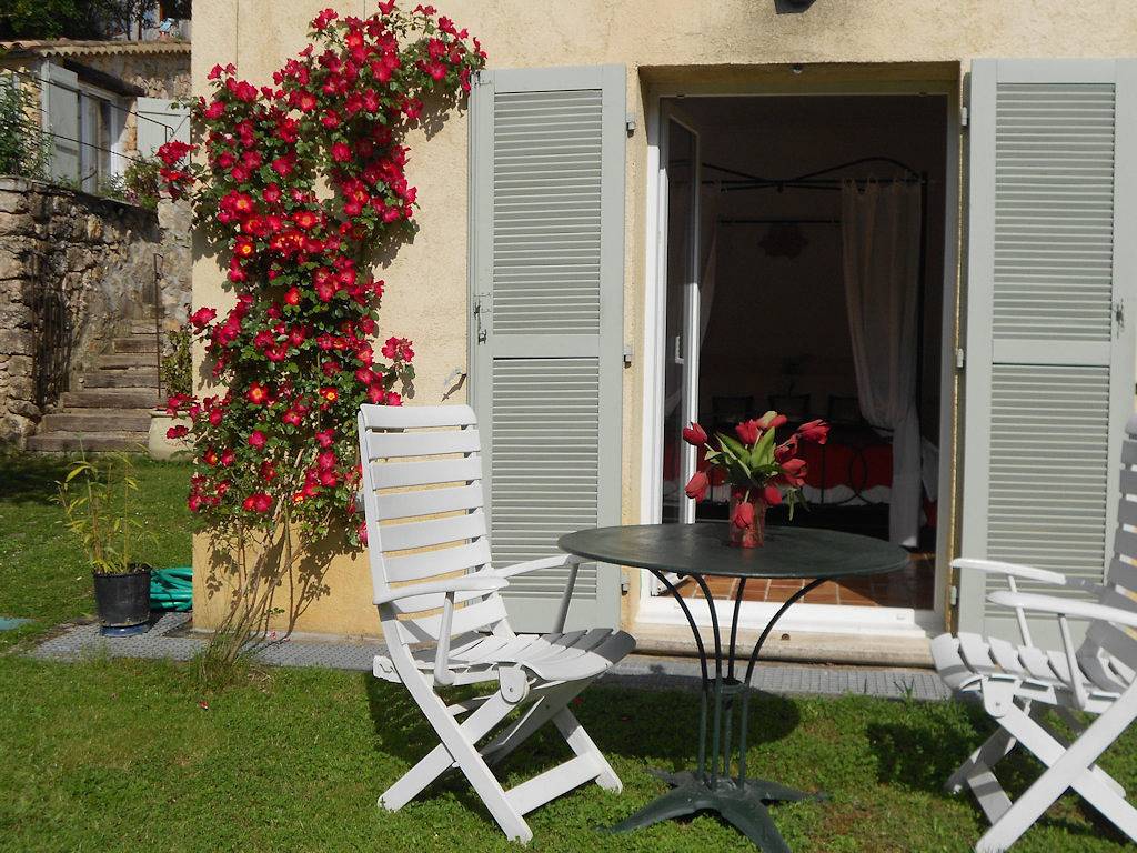 Le Mas de Frayère, entre Grasse, Cannes et Nice - La chambre "Coquelicot" in Le Rouret, Côte méditerranéenne (France)