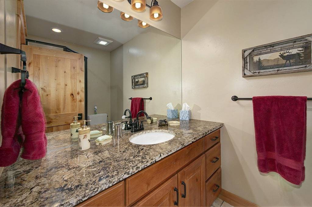 Beautiful Upscale Home on the Golf Course with Two Master Suites, Private hot tub in Silverthorne, Arapaho and Roosevelt National Forests