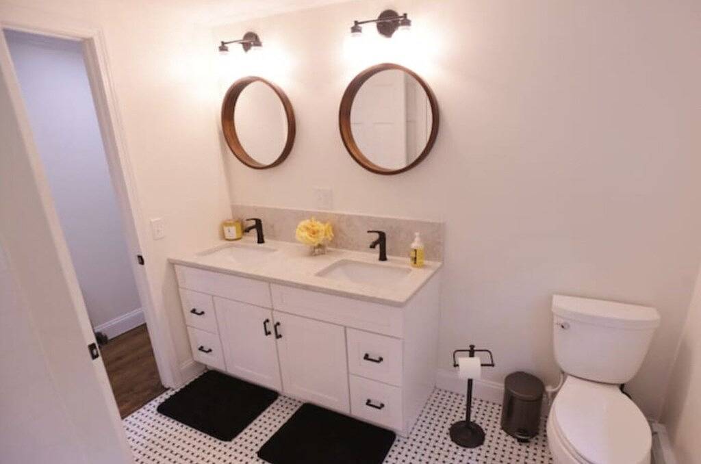 Luxe, very private retreat with a large yard & fire pit in Bristol (RI), Bristol County