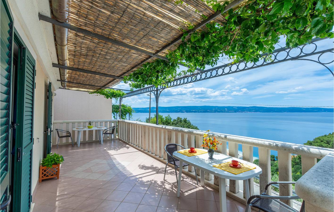 Geheel vakantieappartement, Gezellig appartement met terras, wifi en parkeerplaats, 1,5 km van het strand in Omiš (Dalmatia), Omiš-Riviera