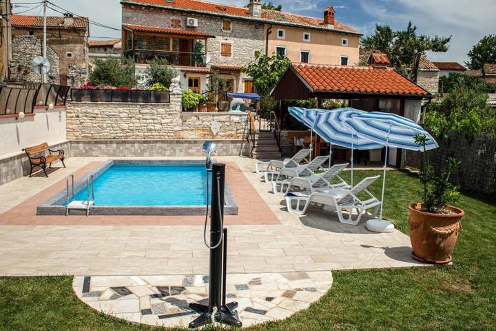 Ferienhaus für 4 Personen, mit Balkon und Terrasse sowie Garten und Pool