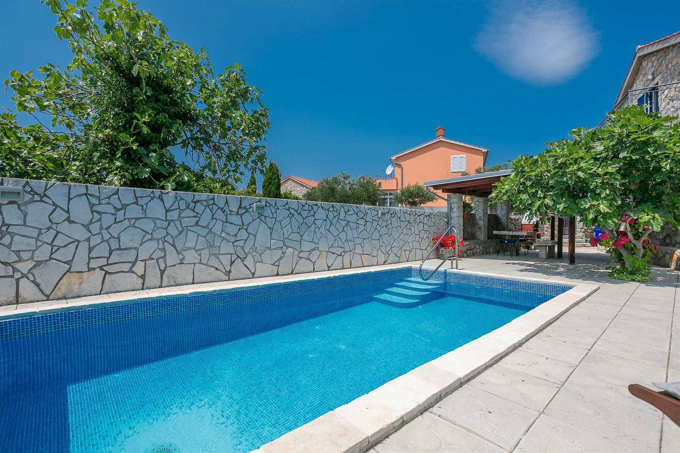 Ganze Wohnung, Ferienhaus Galovic mit privatem Pool in Brzac, Krk