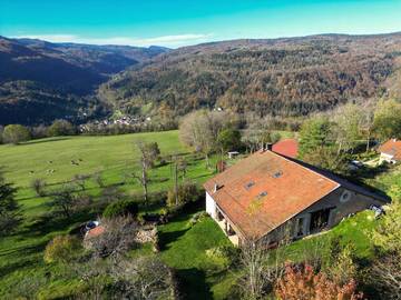 Gîte pour 4 personnes, avec sauna et terrasse ainsi que jardin et jacuzzi dans l' Ain