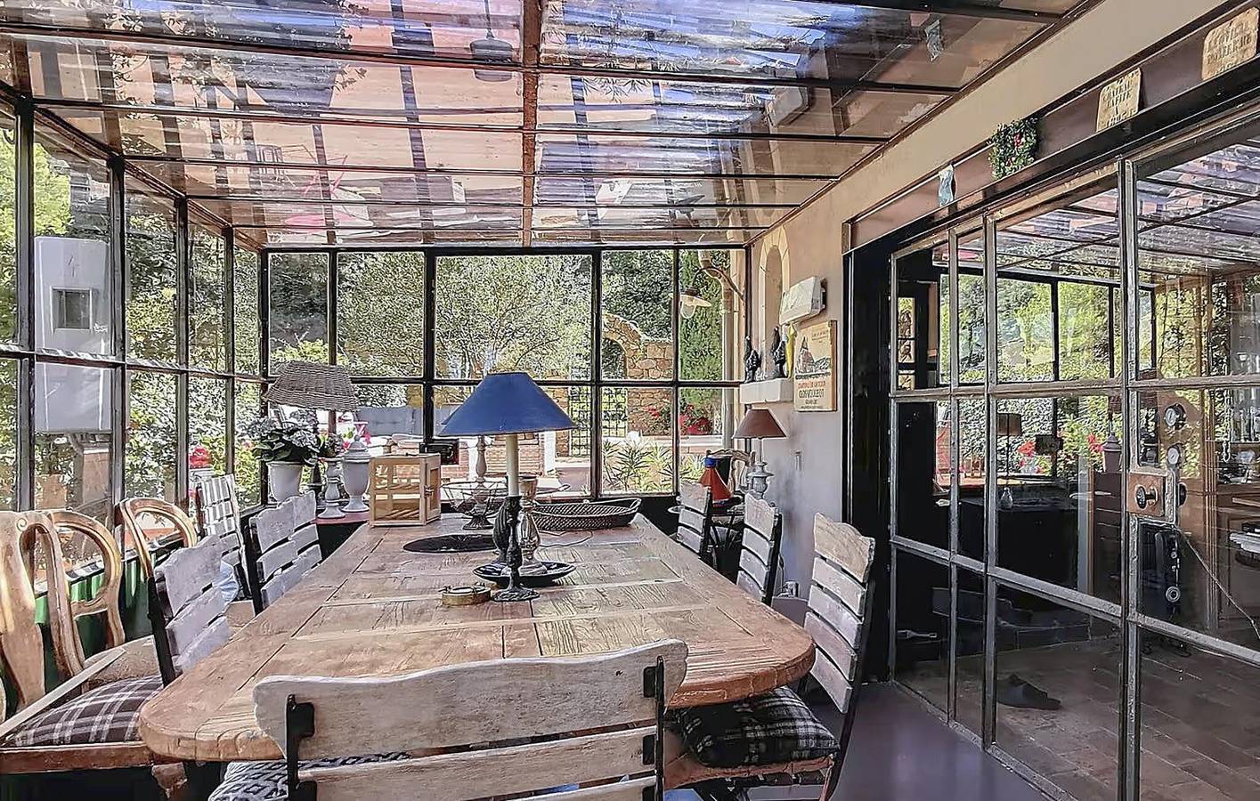 Apartamento moderno con piscina, WiFi y aparcamiento, cerca de Le Beausset in Le Beausset, Region de Toulon