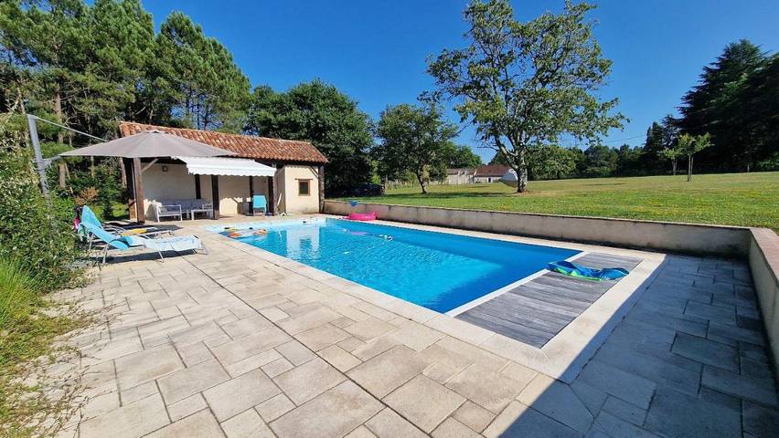Location de vacances pour 10 personnes, avec terrasse ainsi que piscine et jardin à Saint-Méard-de-Gurçon - 2