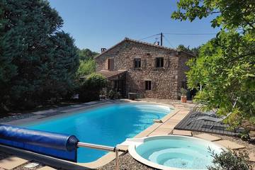 Location de vacances pour 10 personnes, avec terrasse et jardin à Joyeuse