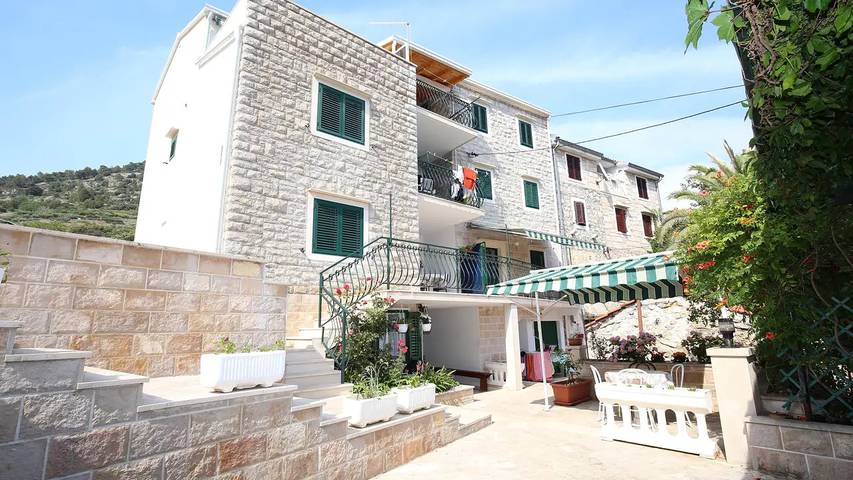 Gîte pour 4 personnes, avec terrasse à Bol