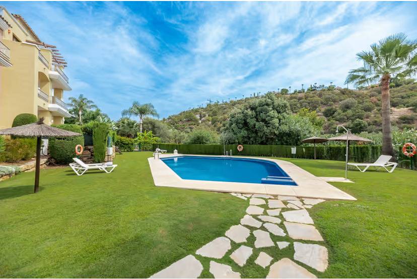 Entire holiday apartment, 2 Bedrooms - Sleeps 4 - Garden and Pool with View in Los Arqueros Golf and Country Club, Benahavís