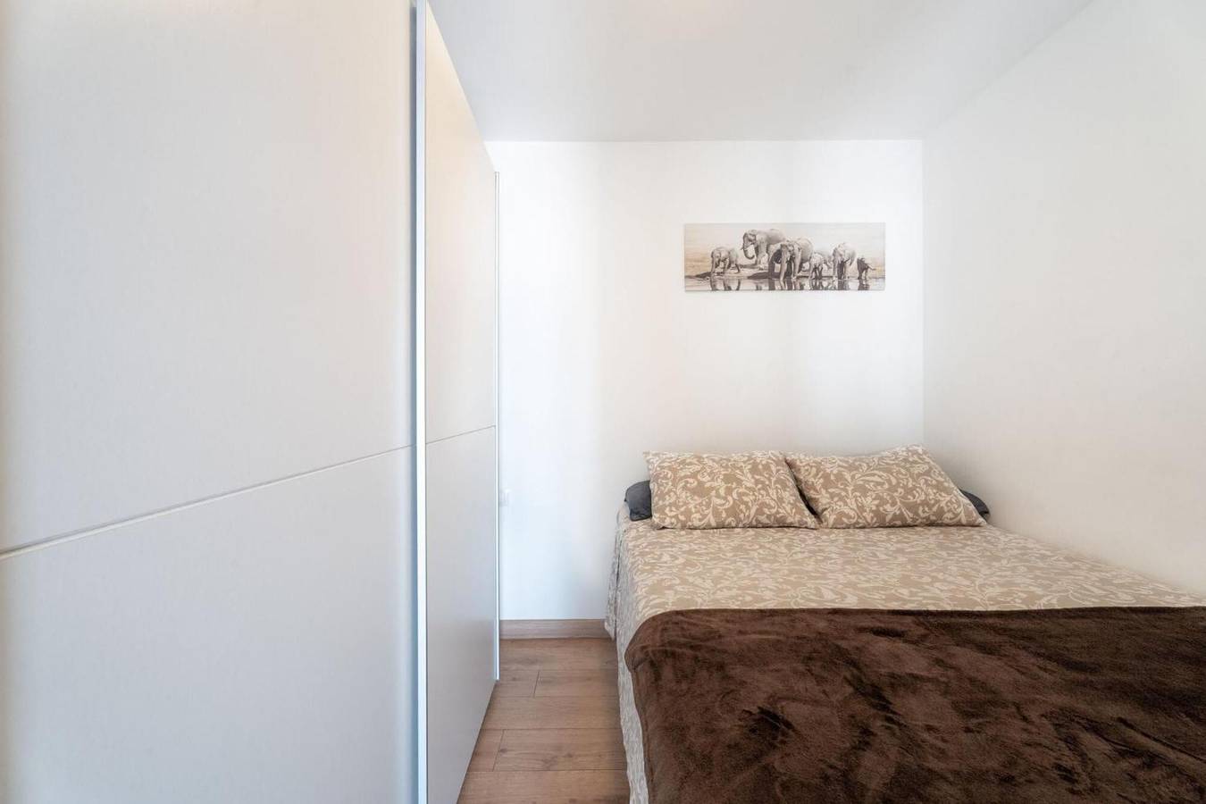 Apartamento entero, Apartamento vacacional 'Ático con barbacoa y terraza' con vistas al mar, terraza privada y Wi-Fi in Fañabé, Adeje