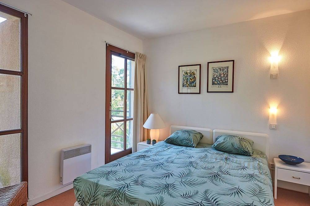 Peaceful Villa in Castle Park in Salles, Arcachon region