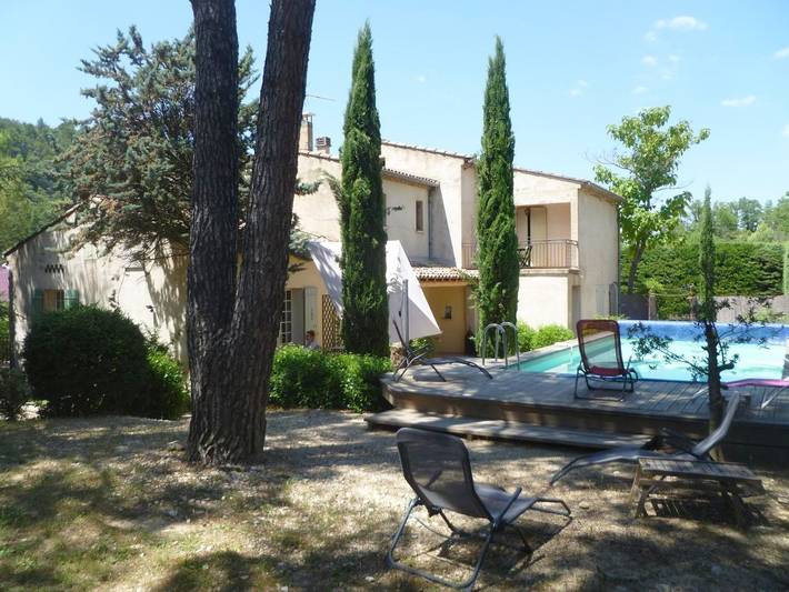 Location de vacances pour 2 personnes, avec Terrasse et Jardin ainsi que Piscine et Vue à Goult