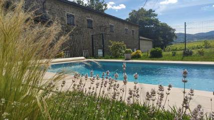 Location de vacances pour 10 personnes, avec piscine et jardin ainsi que bassin pour enfant et vue à Régnié-Durette