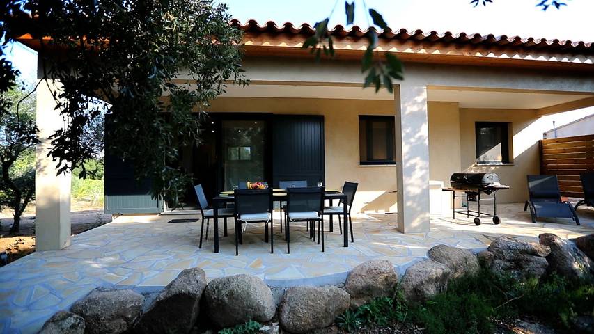 Gîte pour 4 personnes, avec terrasse ainsi que piscine et jardin