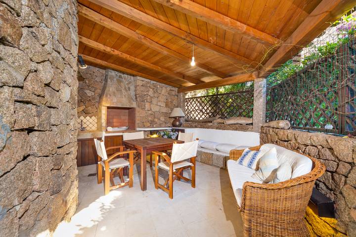 Appartement entier, Appartement élégant à quelques minutes de la plage avec vue sur la mer et terrasse privée in Baja Sardinia, Arzachena