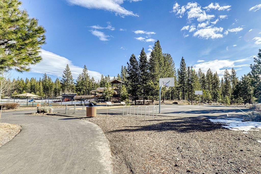 Family-Friendly Forest Hideaway with Evc, Bikes, & Sharc Passes - Walk to Park in Sunriver, Deschutes County