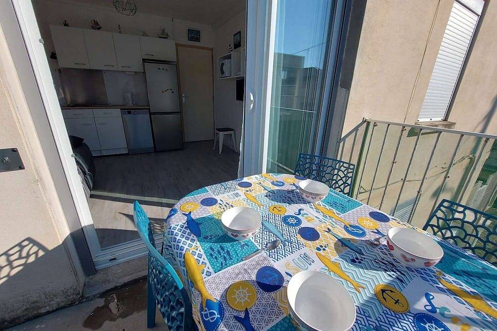 Entire apartment, Cozy 2-Room Apartment with Terrace & Parking Near Beach and Market in Marseillan-Plage, Marseillan