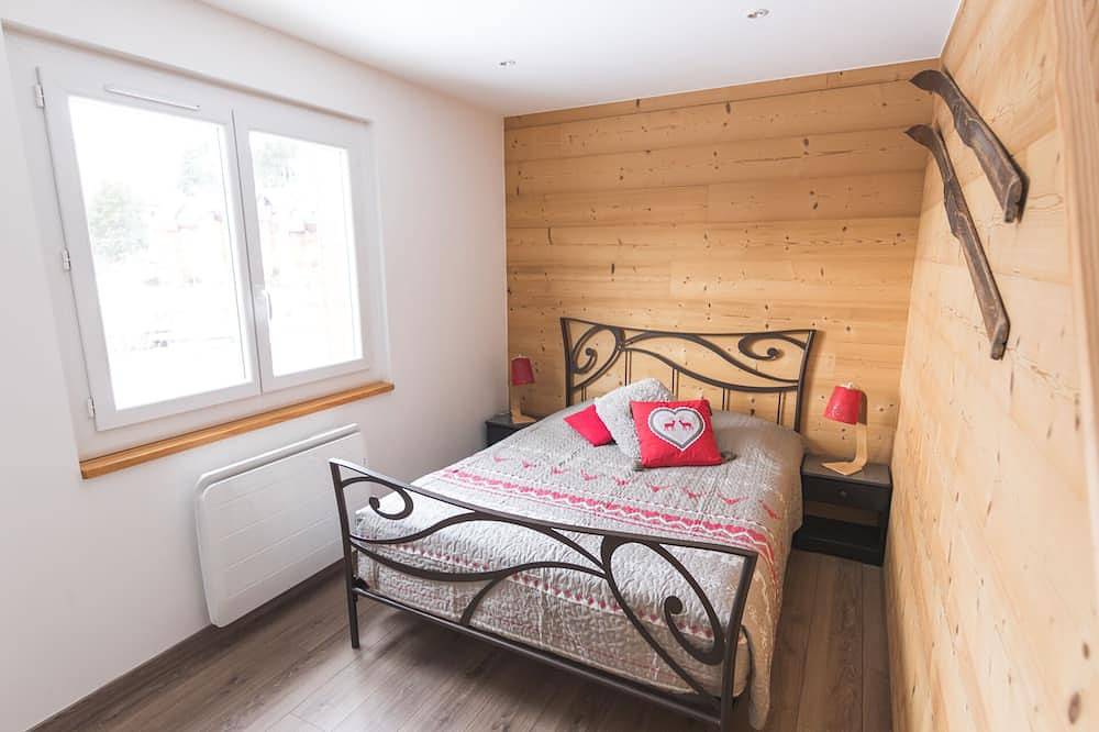 Appartement entier, Gîte spacieux Authentique Terrasse 25m² exposée plein sud Face à l'arrêt navette in Font-Romeu-Odeillo-Via, Parc naturel régional des Pyrénées catalanes