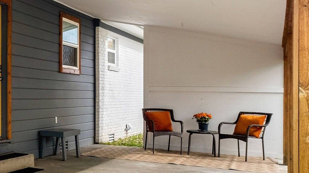 Benton Bungalow - Foodies, Arts, Bikes in Bentonville, Ozark Mountains