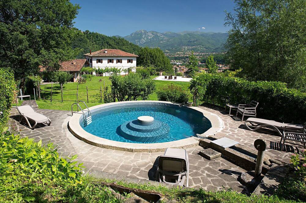 Alleinstehendes Ferienhaus mit privatem Pool,  W-Lan, Tv, Innenhof, Panoramablick, Parkplatz in Castelnuovo di Garfagnana, Garfagnana