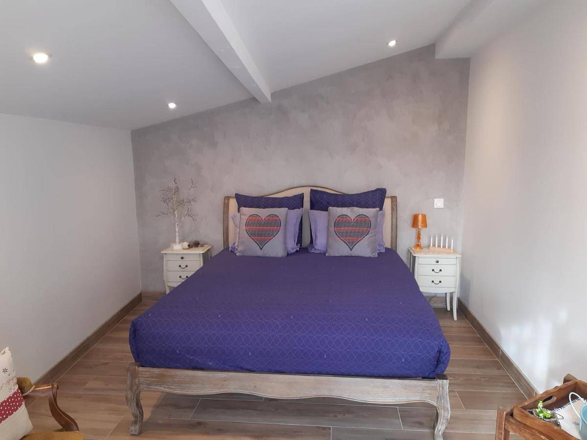 Double Room with Pool View in Jarrie, Isère